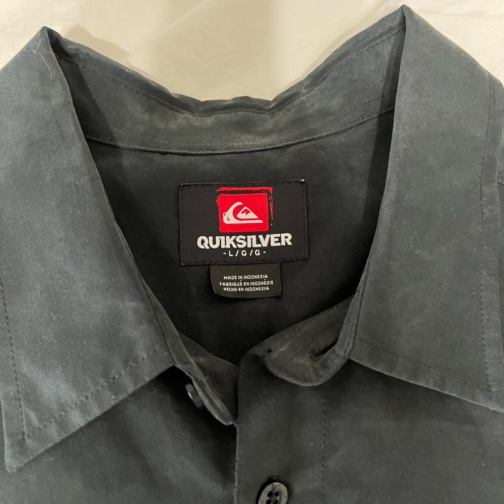 Mens Quick Silver short sleeve button down. Size large.